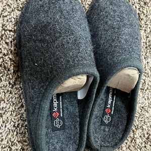 Kapmoz organic merino wool slippers. Size 40 unisex. NWT. Dark grey